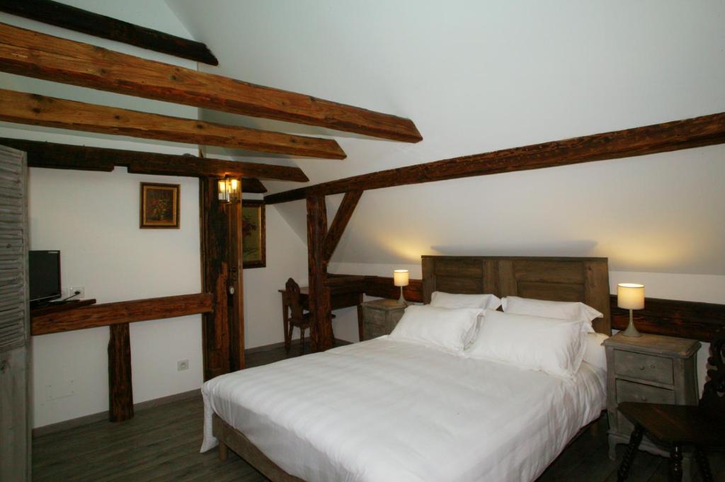 伊尔基希-格拉芬斯塔登拉斯图布斯特拉斯堡南住宿加早餐旅馆的卧室配有一张带木梁的白色大床