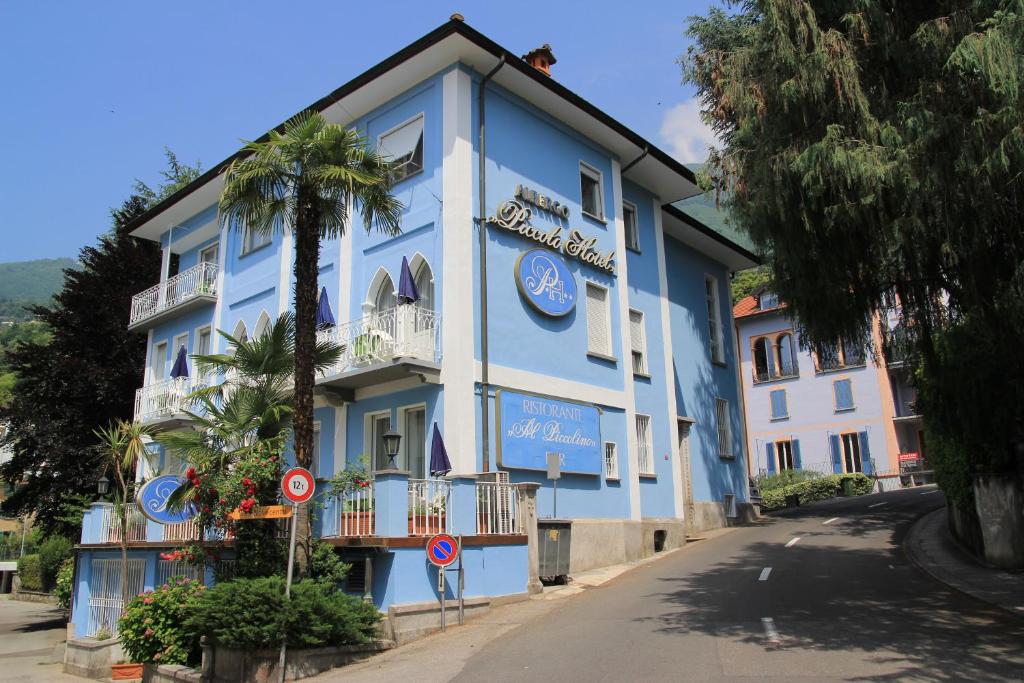 洛迦诺短笛酒店的街道边的蓝色建筑