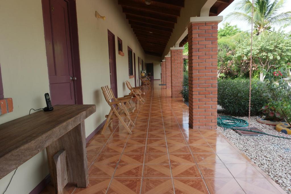 利比里亚阿瑞纳酒店的房屋的走廊,铺有瓷砖地板
