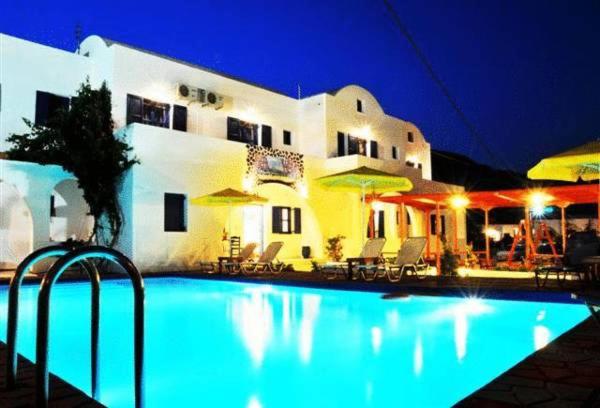佩里萨海浪酒店的一座游泳池,在晚上在建筑物前