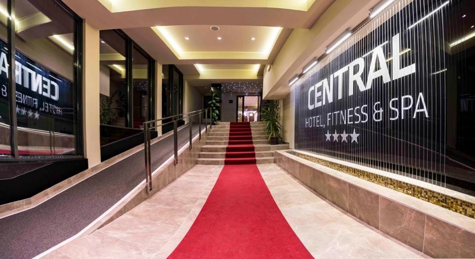 VinicaCentral Hotel, Fitness and Spa的大楼走廊上的红地毯