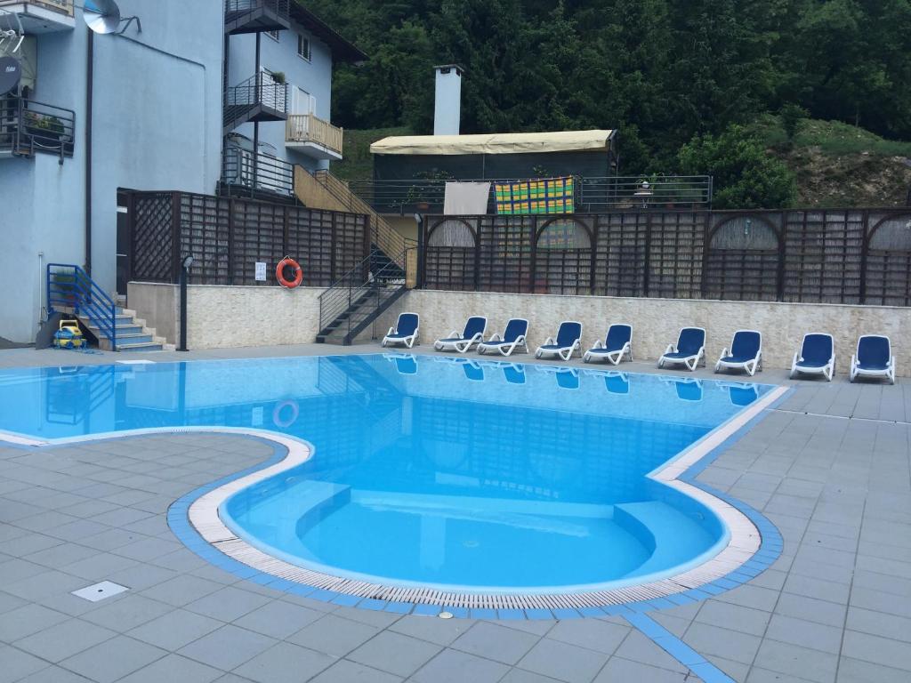 莱维科特尔梅斯卡拉诺酒店的游泳池周围设有椅子,