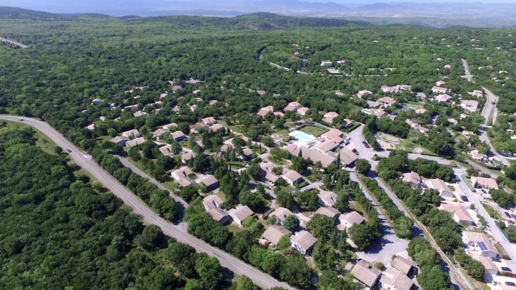 Méjannes-le-ClapVVF Méjannes Gard的街道住宅区空中景观