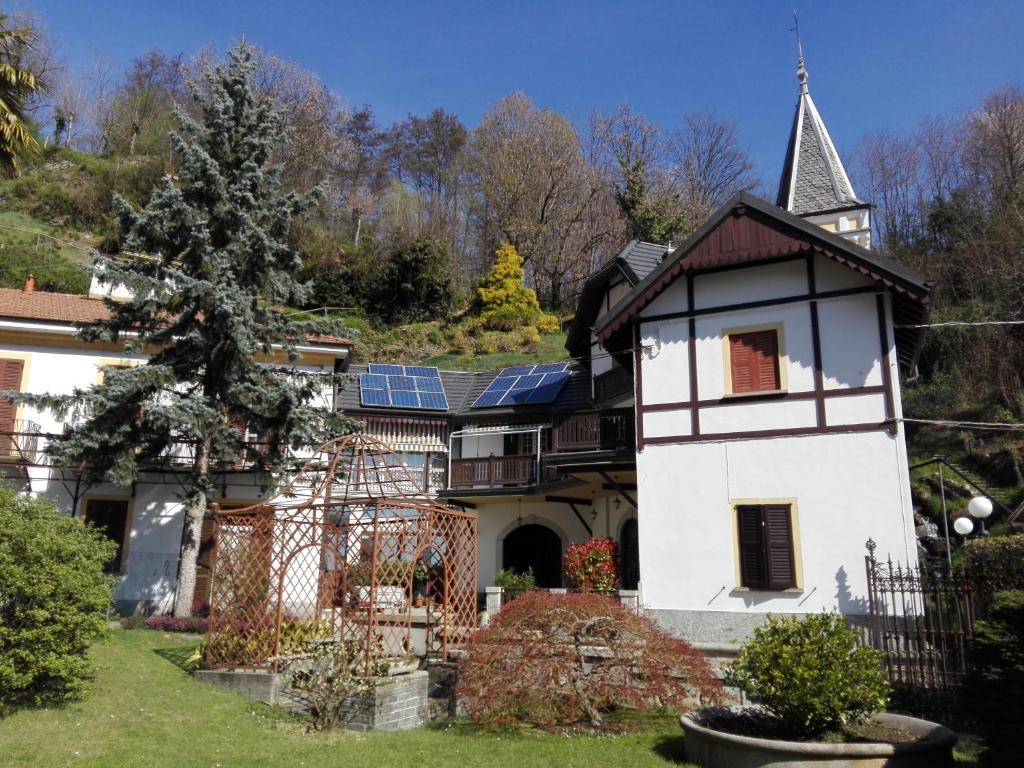 内比乌诺Villa Ombrosa的屋顶上设有太阳能电池板的古老房屋