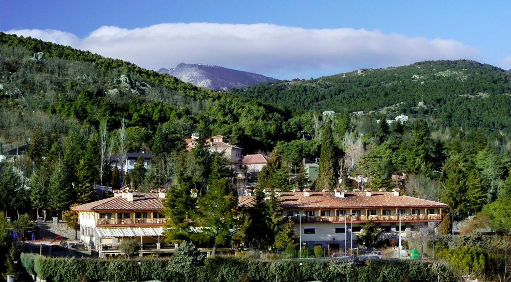 纳瓦塞拉达Hotel Rural Spa & Wellness Hacienda Los Robles的山中一座大建筑