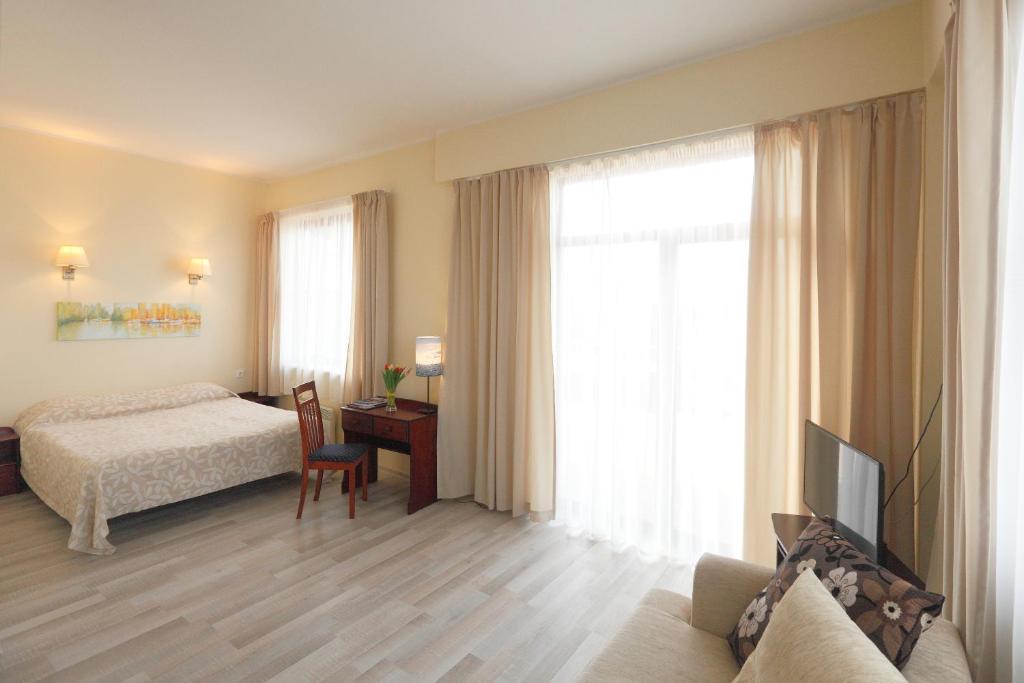 派尔努派尔努游艇俱乐部宾馆的一间卧室配有一张床、一张书桌和一台电视