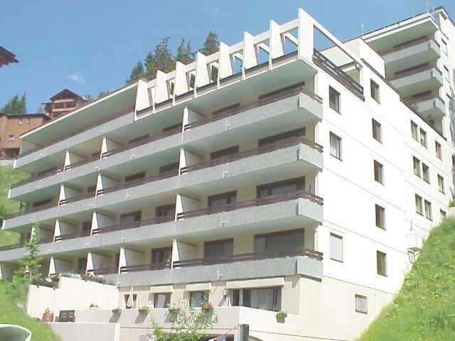 阿罗萨Casa Irmella 16的白色公寓大楼,有白色栏杆