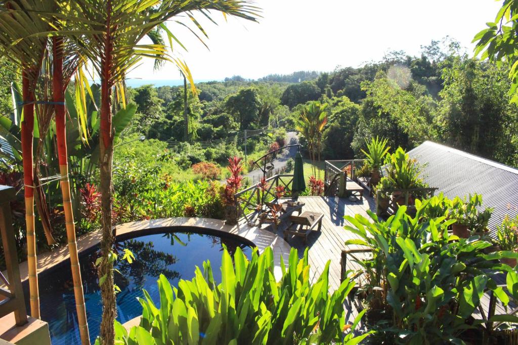 山都望南加达迈民宿的享有带游泳池和树木的度假村景色