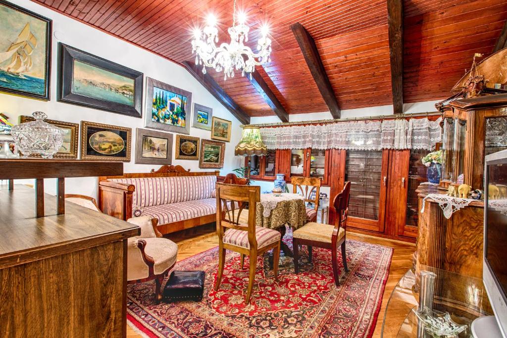 斯普利特皇家古董公寓的客厅配有桌子和沙发