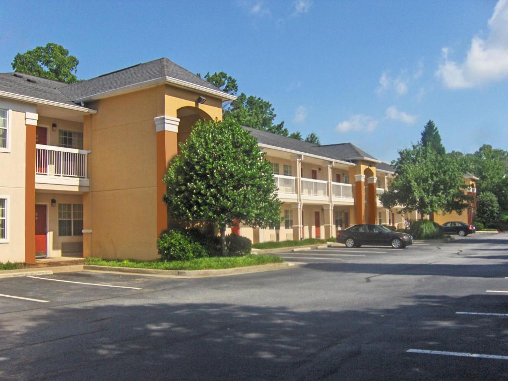 亚特兰大Extended Stay America Select Suites - Atlanta - Cumberland Mall的大型建筑前的停车场