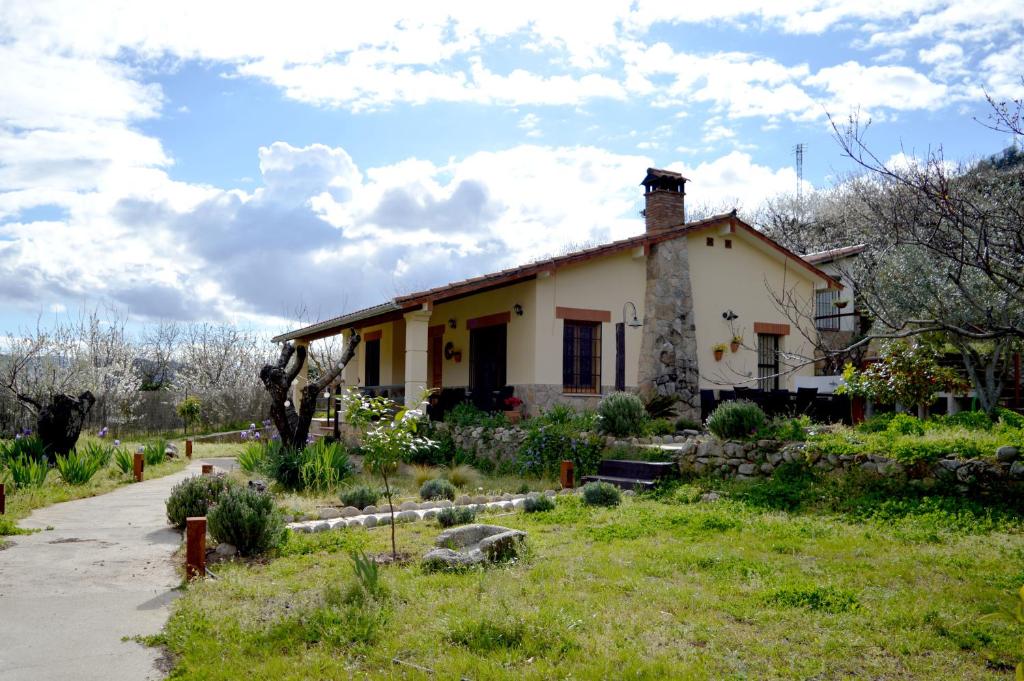 纳瓦孔塞霍Casa Valeriana的院子旁田野上的一个小房子