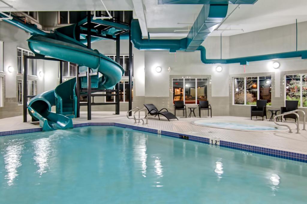 布鲁克斯卡纳塔布鲁克斯汽车旅馆的一个带水滑梯的游泳池