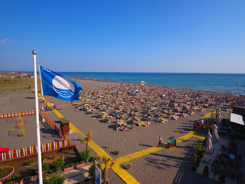 乌尔齐尼MCM Camping的一片拥有大量人口和旗帜的海滩