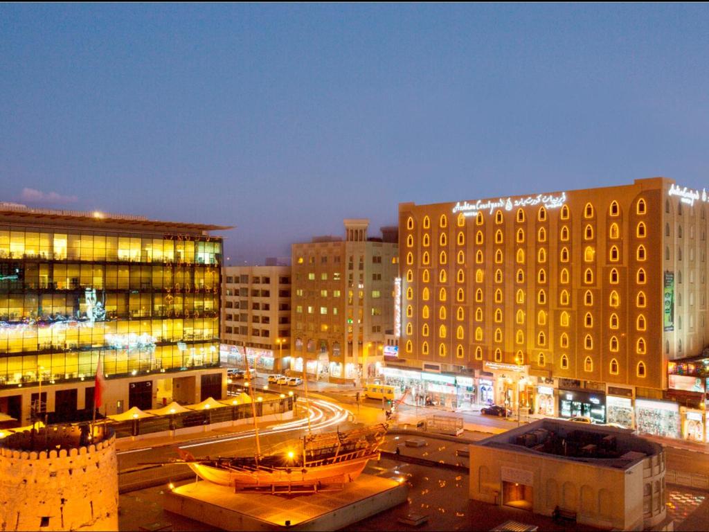 迪拜阿拉伯庭院水疗酒店的享有夜间城市景观和建筑