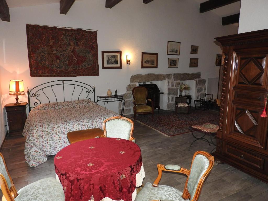 LevieU Fragnu di perruccio的卧室配有一张床和一张桌子及椅子