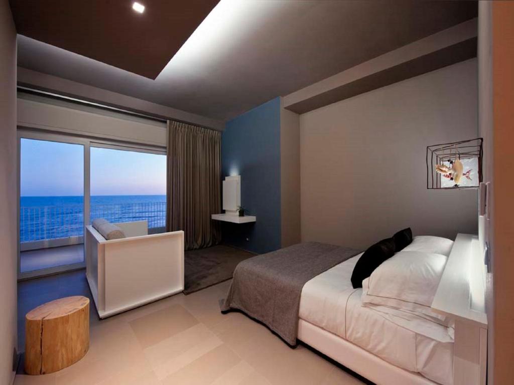拉蒂纳Il Fogliano Hotel New Life的一间卧室配有一张床,享有海景