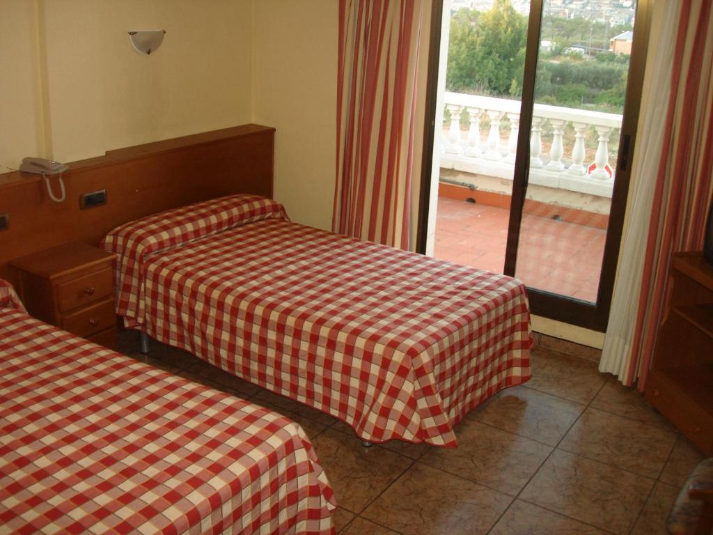 塞戈尔韦米兰旅馆的酒店客房设有两张床和窗户。