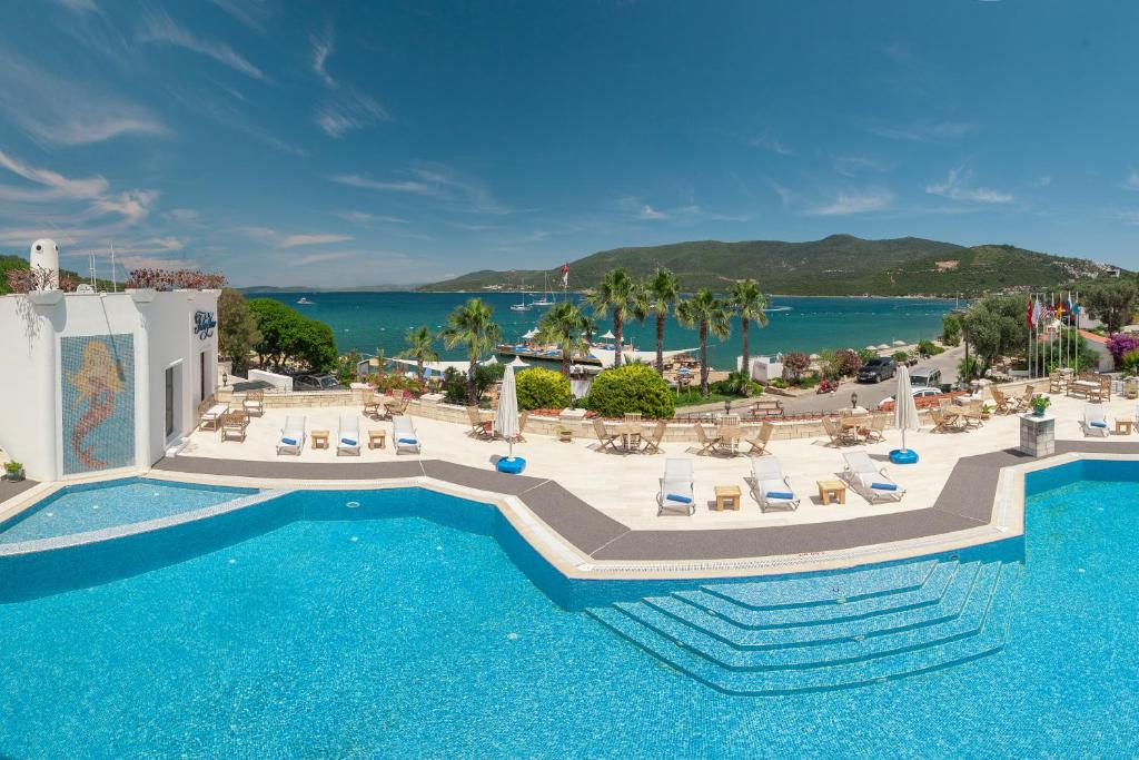 托尔巴托巴翰酒店的享有带游泳池的度假村的空中景致