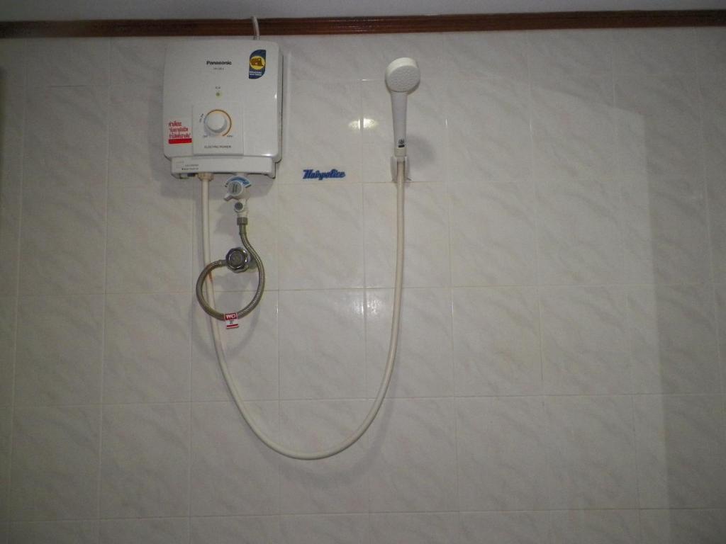 皮皮岛纳塔查酒店的浴室里设有淋浴,墙上装有水管