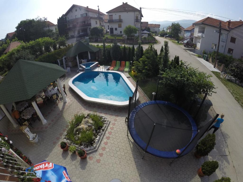 索科矿泉村尼科利克公寓酒店的后院游泳池的顶部景色