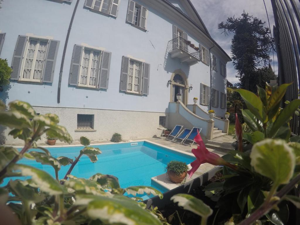 多马索Villa Annamaria B&B的一座房子,旁边设有游泳池