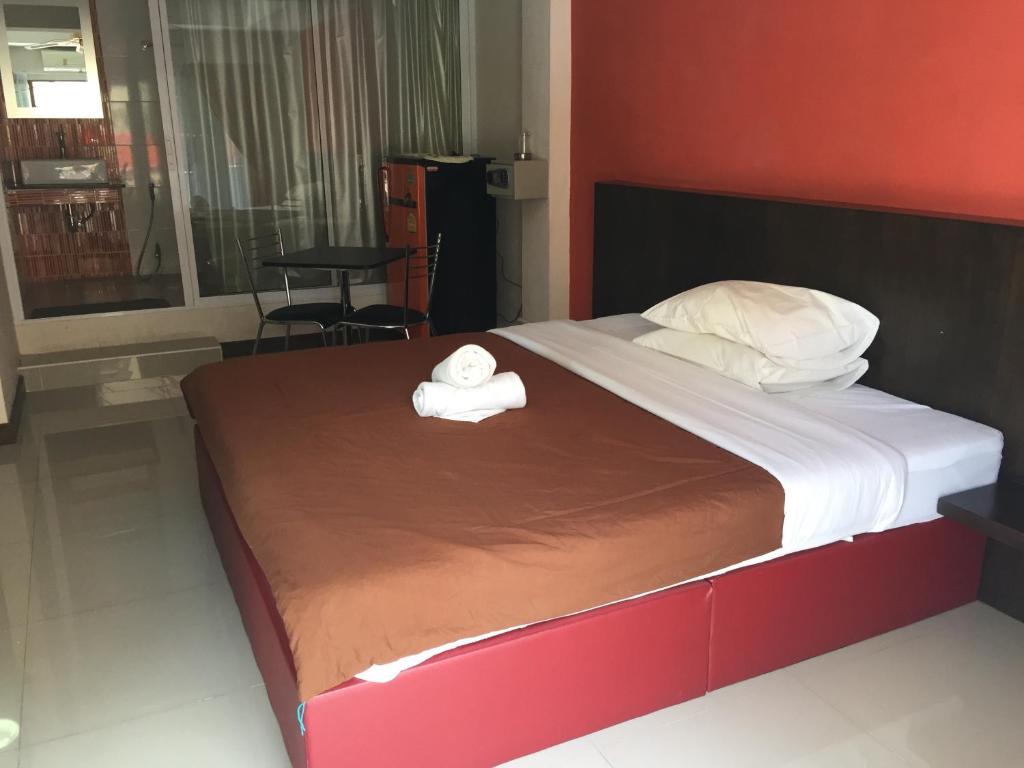芭堤雅市中心上海旅馆的酒店客房,配有带两条毛巾的床