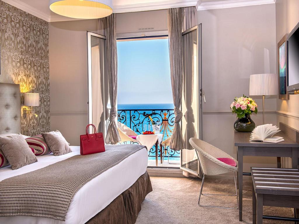 尼斯昂格鲁大道皇家酒店的酒店客房设有一张床和一个大窗户