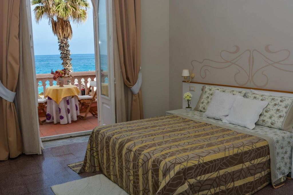 贾迪尼-纳克索斯B&B Villa Raineri的一间卧室设有一张床,享有海景