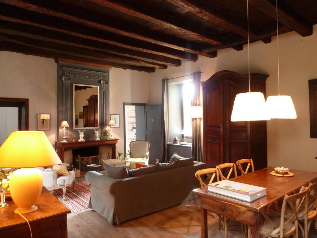 萨尔拉拉卡内达L Elegant Medieval的客厅配有沙发和桌子
