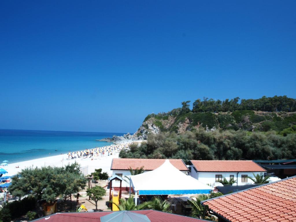 赞布隆内图里斯迪克住宅酒店的享有海滩美景。