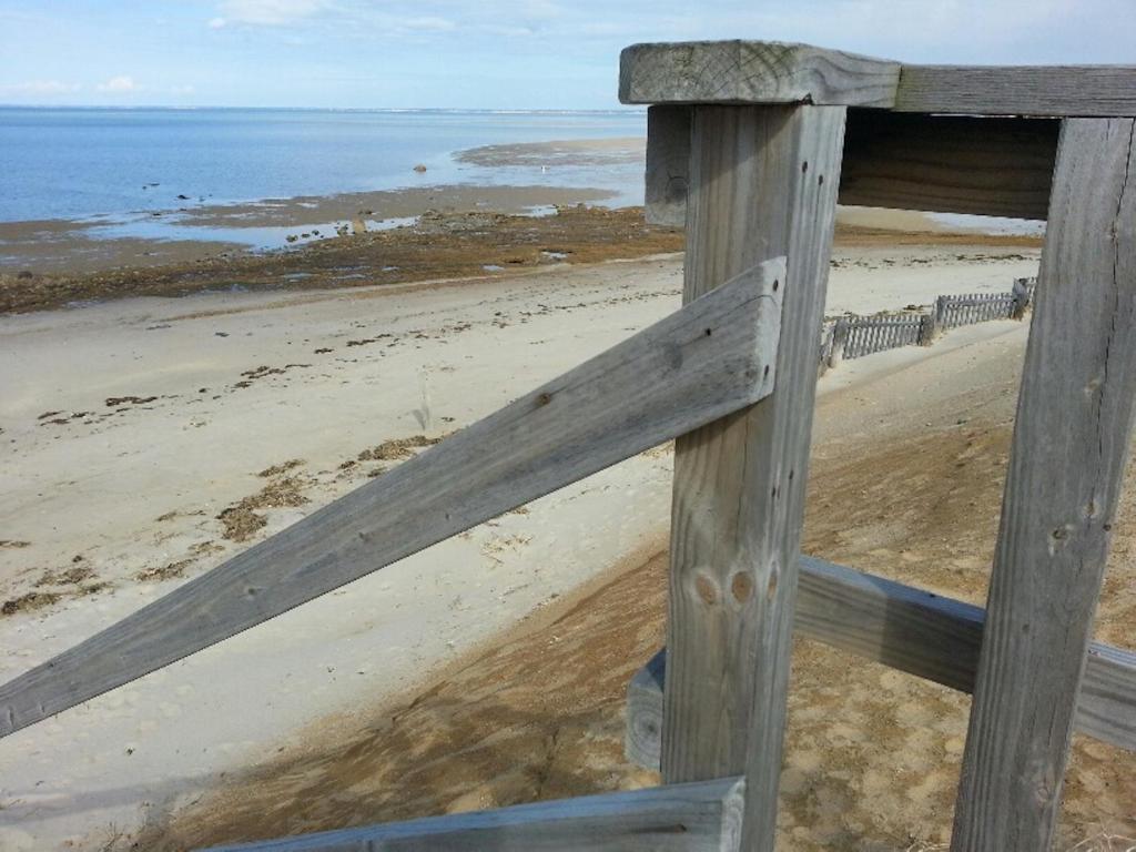 丹尼斯Starlight Lodge Cape Cod的海边的木栅栏