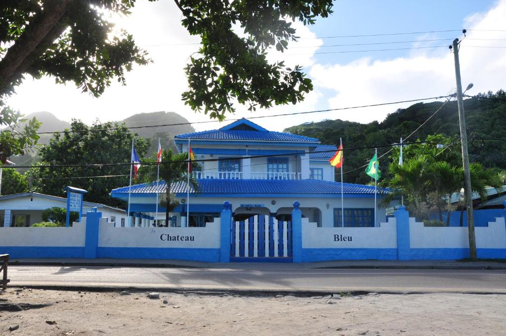 马埃岛蓝色城堡旅馆的前面有旗帜的蓝色建筑