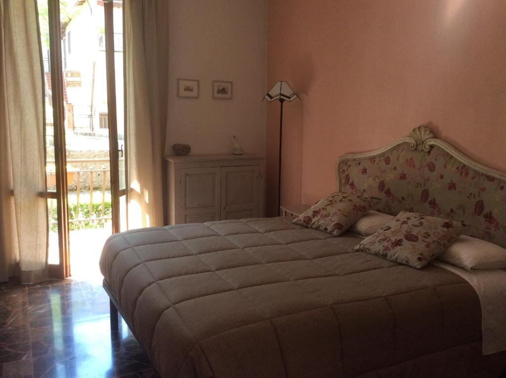 圣皮耶罗阿谢韦Intorno Firenze B&B的一间卧室,卧室内配有一张大床