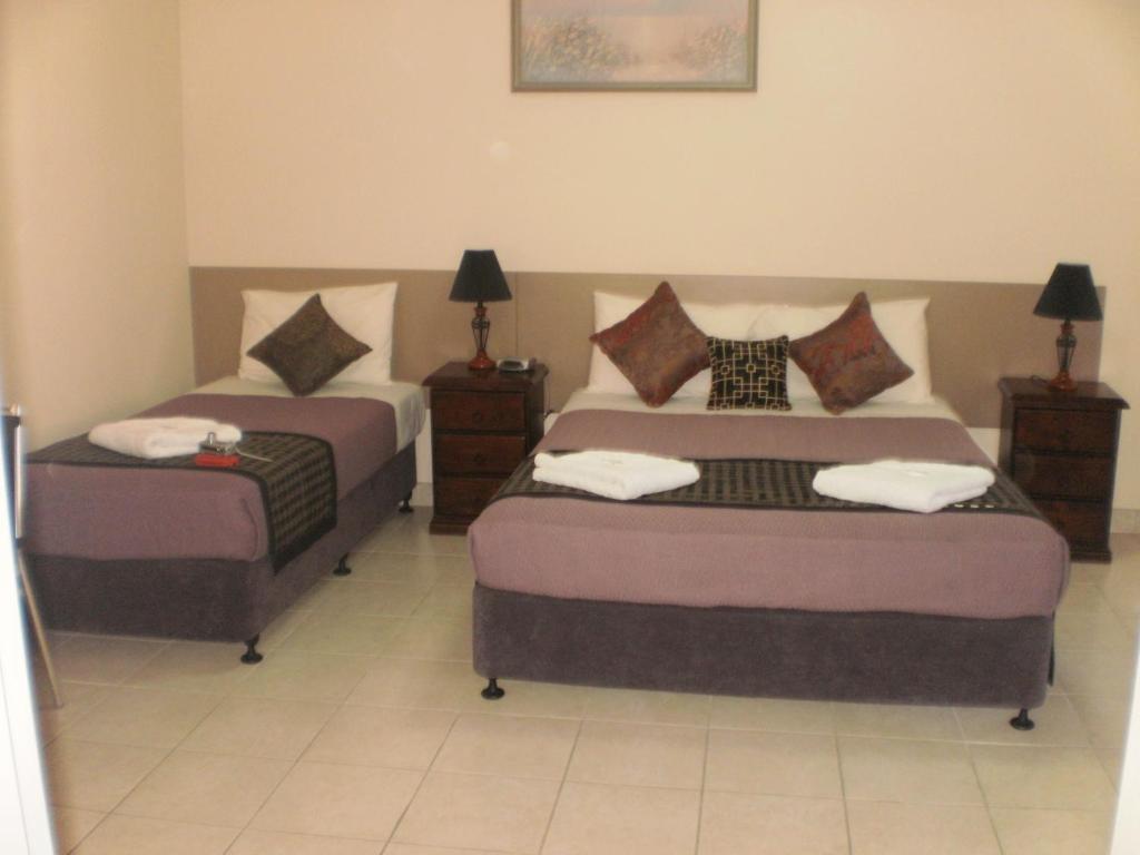 莫里莫里卡泉汽车旅​​馆的一间卧室设有两张床和两个床头柜