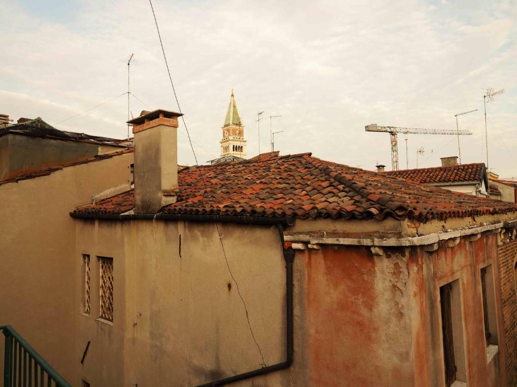 威尼斯Venice Romantic Views San Marco的一座古老的建筑,后面有钟楼