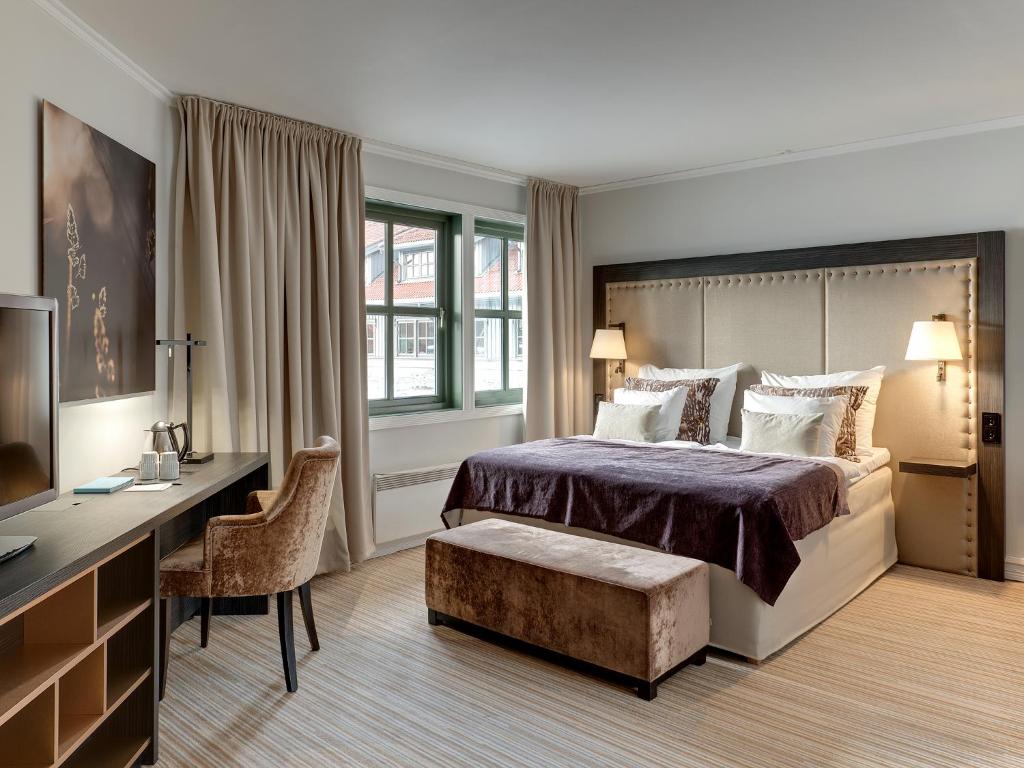 加勒穆恩Clarion Hotel Oslo Airport的酒店客房配有一张床、一张书桌和一台电视。