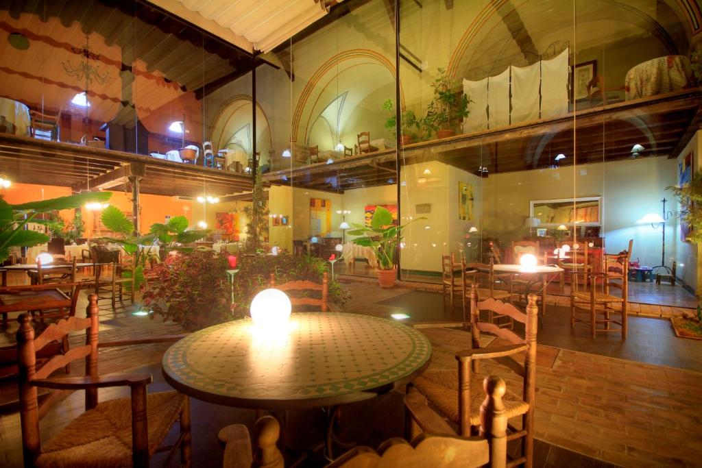 拉弗雷斯内达埃尔修道院1613酒店的餐厅内带桌椅的房间