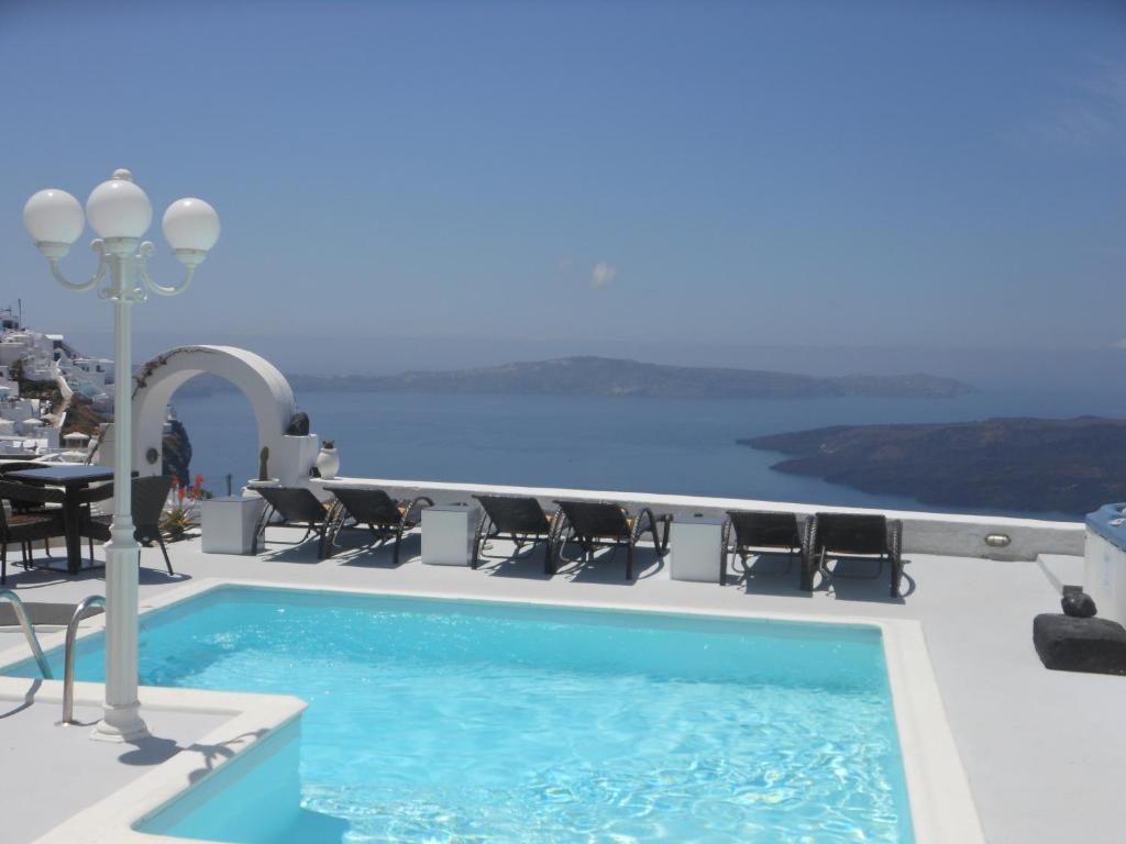 费拉诺米科斯别墅酒店的游泳池位于酒店的屋顶,享有海景