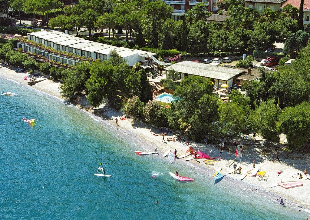 利莫内-苏尔加达丽都酒店的和水中的人一起欣赏海滩的空中景色