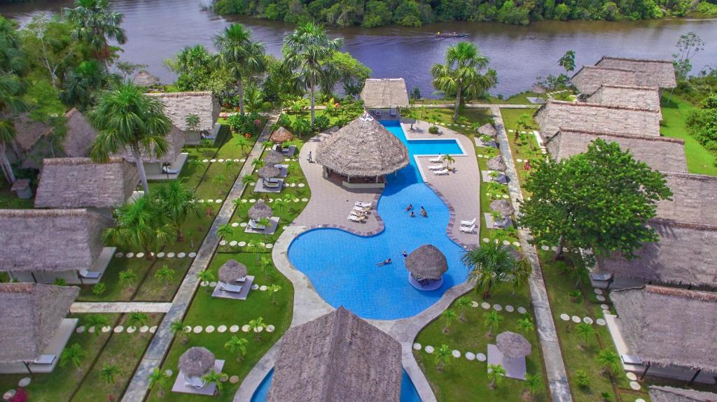 Padre CochaIrapay Amazon Lodge - Asociado Casa Andina的享有带游泳池的度假村的空中景致