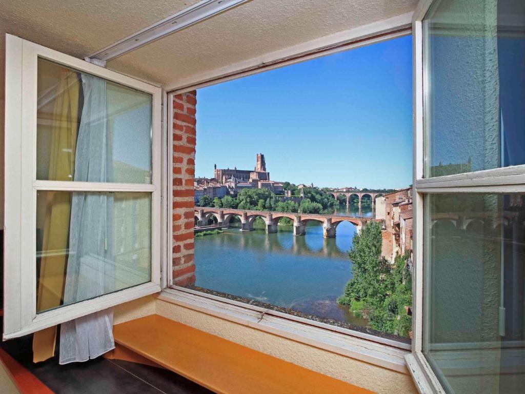 阿尔比阿尔比巴斯蒂德美居酒店的享有河流和桥梁景致的窗户
