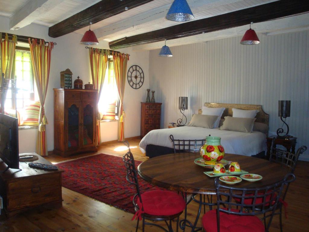 西埃勒河畔科尔德这里那里住宿加早餐旅馆的一间卧室配有一张床、一张桌子和一张床