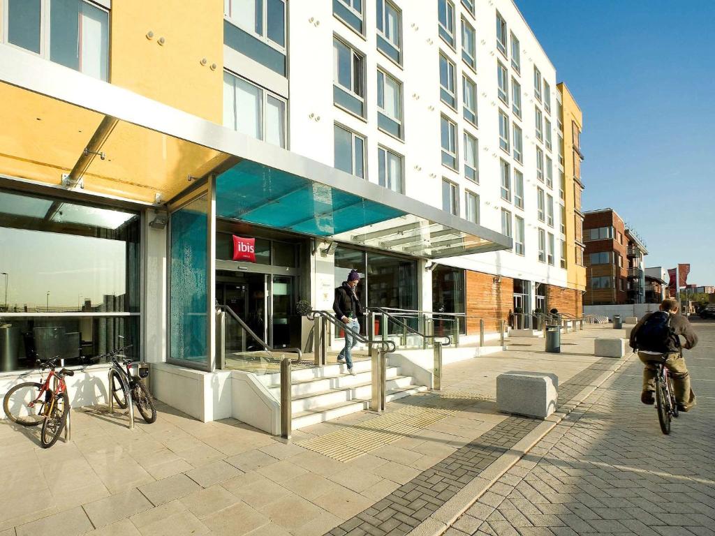 布里斯托布里斯托米兹寺宜必思酒店的一座建筑,里面有人骑着自行车