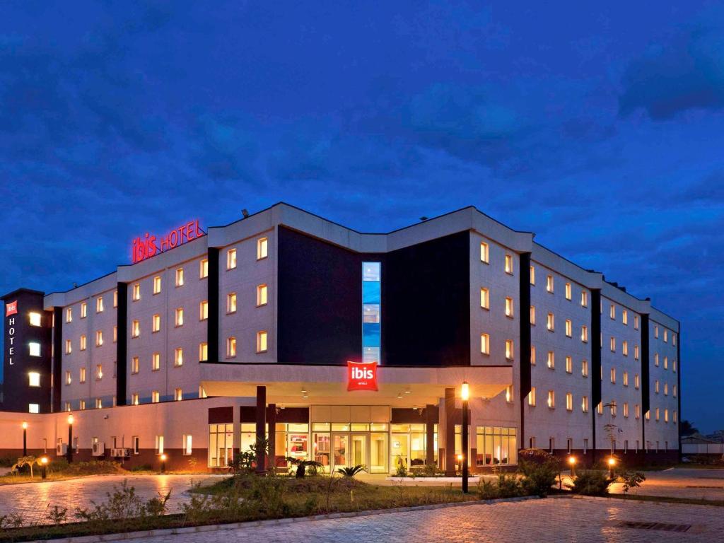伊凯贾宜必思拉各斯机场酒店的夜间标有标志的酒店大楼