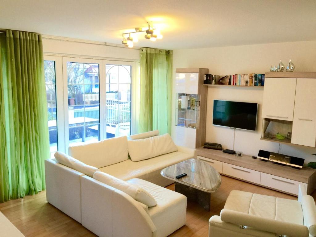 康斯坦茨Symphonie-Villa am See - Musikerviertel的客厅配有白色沙发和电视