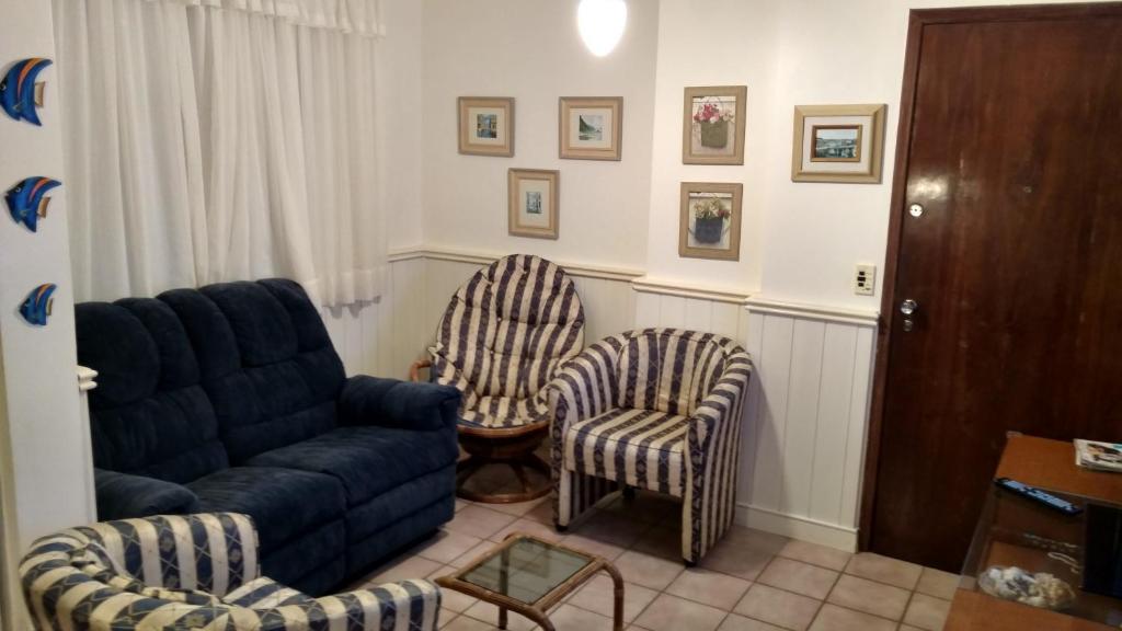 马蒂尼奥斯Apartamento em Caioba com wi-fi的客厅配有沙发和两把椅子