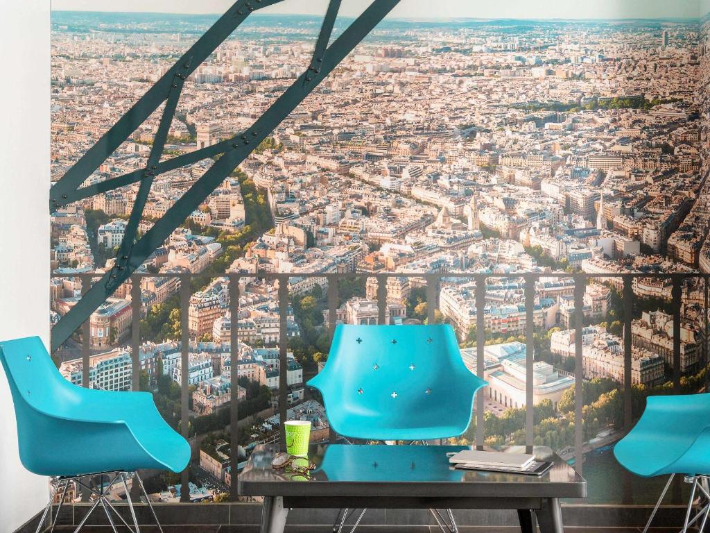 巴黎巴黎埃菲尔铁塔康布罗纳宜必思尚品酒店的从艾菲尔铁塔欣赏美景