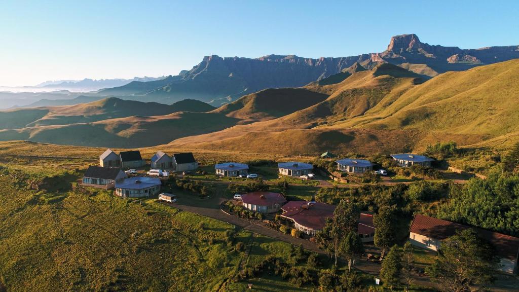 Phuthaditjhaba维提斯胡克山林小屋的享有山区度假胜地的空中景致