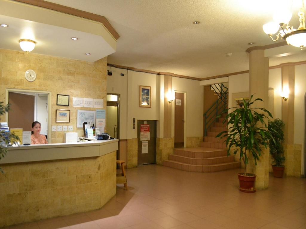 科罗尔马拉卡尔西广场酒店的饭店的大厅,柜台上有女人
