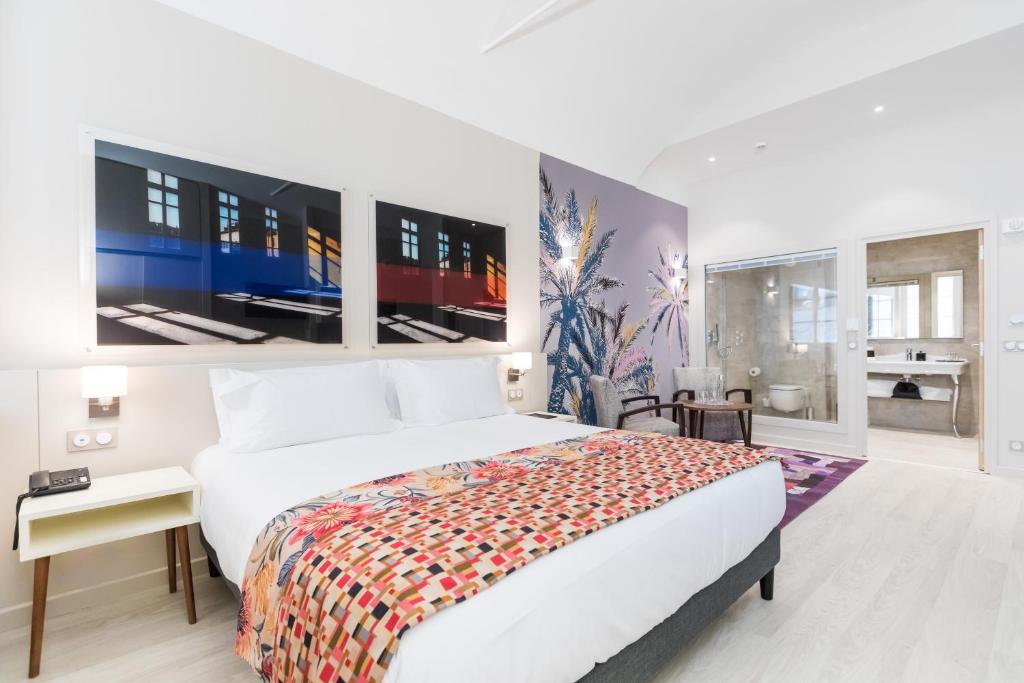 尼斯帕莱萨勒亚精品酒店的卧室设有一张白色大床和大窗户